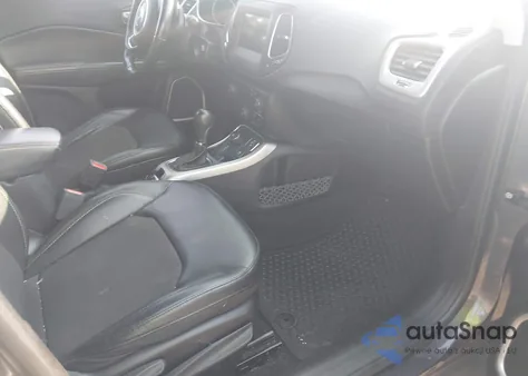 2021 Jeep Compass Latitude 4X4 z USA, uszkodzony, nr VIN 3C4NJDBB1MT506812